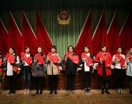 會(huì)議對(duì)在全市公安工作中取得突出成績(jī)的先進(jìn)集體和先進(jìn)個(gè)人以及長年默默無聞，關(guān)心支持公安工作的民警家屬代表進(jìn)行了隆重表彰。
