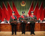 榮獲2015年度全市公安機(jī)關(guān)“優(yōu)秀基層單位”、“好警嫂”、“優(yōu)秀共產(chǎn)黨員、“優(yōu)秀人民警察”、“執(zhí)法監(jiān)督標(biāo)兵”、“破案能手”和“抓捕能手”等13項(xiàng)榮譽(yù)稱號(hào)的代表上臺(tái)領(lǐng)獎(jiǎng)。