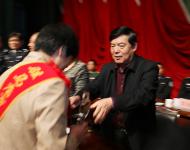 會(huì)議對(duì)在全市公安工作中取得突出成績(jī)的先進(jìn)集體和先進(jìn)個(gè)人以及長年默默無聞，關(guān)心支持公安工作的民警家屬代表進(jìn)行了隆重表彰。