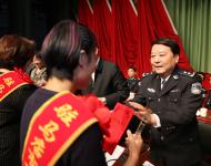 會(huì)議對(duì)在全市公安工作中取得突出成績(jī)的先進(jìn)集體和先進(jìn)個(gè)人以及長年默默無聞，關(guān)心支持公安工作的民警家屬代表進(jìn)行了隆重表彰。