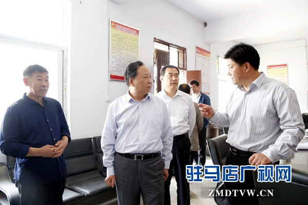 吳文立檢察長和村民交談.JPG