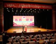 【駐馬店廣視網(wǎng)訊】（記者 劍鋒 蘇莎 武帥）4月27日下午，為紀(jì)念偉大的五四運(yùn)動(dòng)97周年、慶祝五四青年節(jié)，由共青團(tuán)駐馬店市委主辦的“青春使命”——駐馬店市各界青年紀(jì)念“五四”運(yùn)動(dòng)97周年主題聯(lián)歡會(huì)在市群藝館隆重舉行。晚會(huì)上，還表彰了19名“駐馬店青年五四獎(jiǎng)?wù)隆焙?5個(gè)“駐馬店青年五四獎(jiǎng)?wù)录w”。