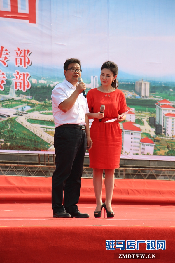 專家對理論政策進(jìn)行生動講解.jpg