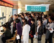 檢驗(yàn)科采血處排滿了前來(lái)檢查的患者，把過(guò)道堵得嚴(yán)嚴(yán)實(shí)實(shí)。