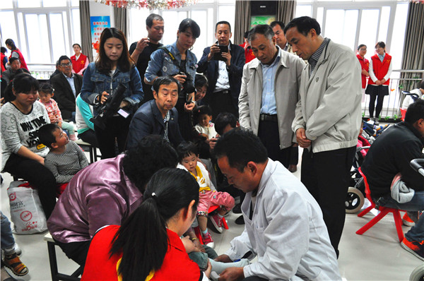  駐馬店市殘聯(lián)舉行第26個(gè)全國(guó)助殘日愛(ài)心捐贈(zèng)活動(dòng)