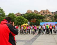 【駐馬店廣視網(wǎng)】（記者 蘇莎）5月21日-22日，體彩?環(huán)中原2016自行車公開賽暨“嵖岈山杯”駐馬店環(huán)嵖岈山自行車賽在我市5A級景區(qū)嵖岈山舉行。在開幕式和比賽現(xiàn)場，人們紛紛用手機、相機和攝像機記錄下精彩瞬間，駐馬店廣視網(wǎng)記者用鏡頭捕捉到了一些有趣的拍客畫面，分享給廣大網(wǎng)友。隨著手機的普及，拍攝已經(jīng)不再是專業(yè)人士的行為。隨手拍已經(jīng)成為人人都可以做到的記錄方式，我們都正在自覺或不自覺的用這種方式來記錄生活，見證歷史。