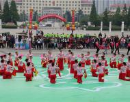 馮玉梅在致辭中指出，廣場舞活動，融音樂、舞蹈、健身于一體，以喜聞樂見的形式，進入社區(qū)和鄉(xiāng)村，具有廣泛的群眾基礎(chǔ)，深受群眾喜愛?！旧喜檀黻牎?  title=