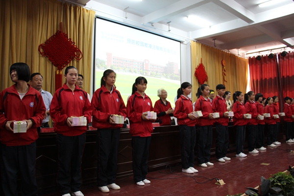 駐馬店市中院法官為學生送來“保護傘”