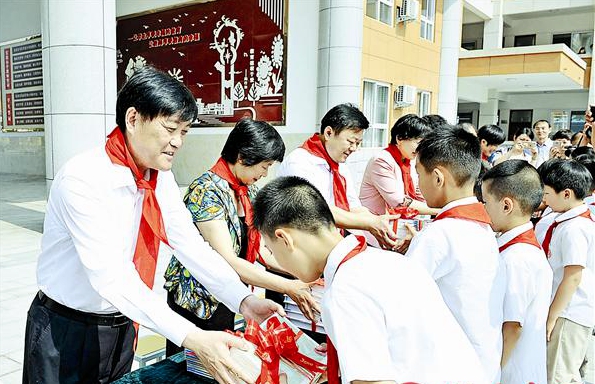 余學(xué)友陳星等市領(lǐng)導(dǎo)開展“六一”慰問活動(dòng)