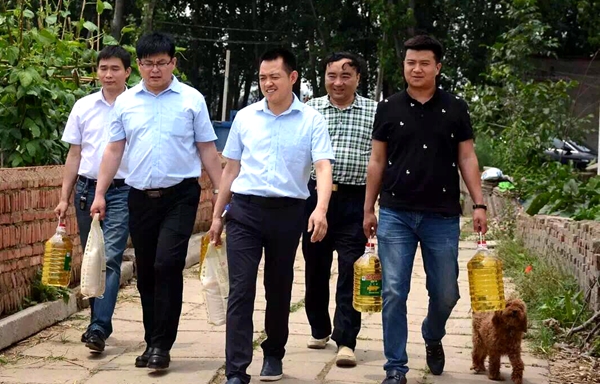 政府、企業(yè)攜手開展“精準扶貧”