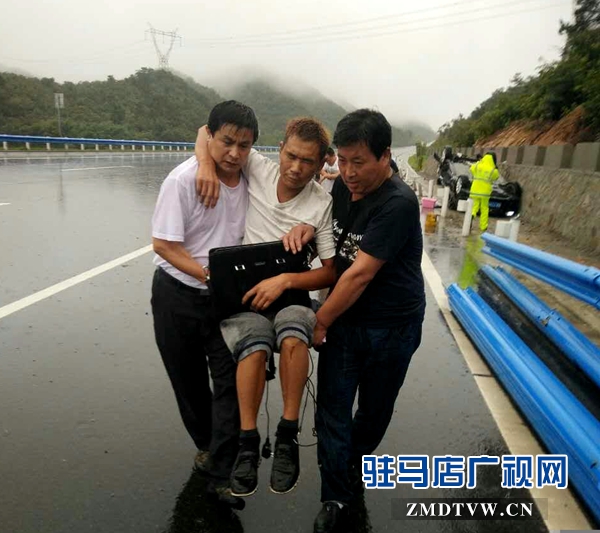 由于一傷者背腰腿部多處骨折，呂紹軍只好用毛巾拖著其臀部與泌陽喬強一起抬起來往500米遠的大巴上送.jpg