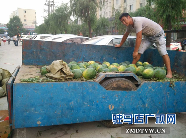 滿滿一車西瓜現(xiàn)在所剩無幾.jpg