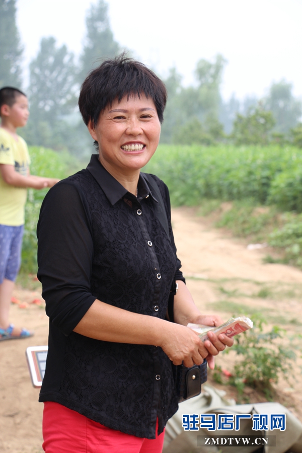 西瓜賣完了，王玲樂了.JPG