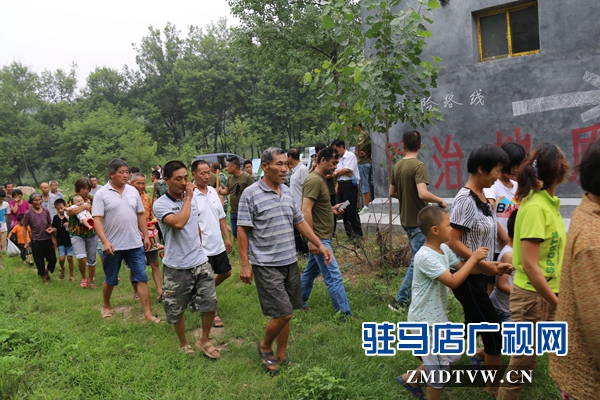 涉險群眾在地質災害應急演練人員疏散組的引領下迅速撤離.JPG