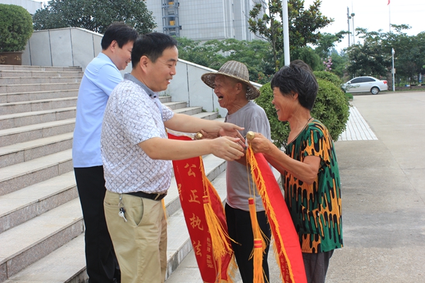 一個(gè)孤兒給上蔡法院送兩面錦旗