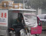 辛勤工作的快遞哥也是冒著大雪早早出門，開始一天的快遞配送工作，而這一切，除了養(yǎng)家糊口，你也不得不承認是為了讓你更早的收到自己的包裹。