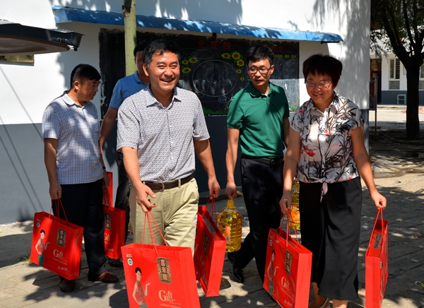 媒體牽線搭橋 企業(yè)奉獻愛心