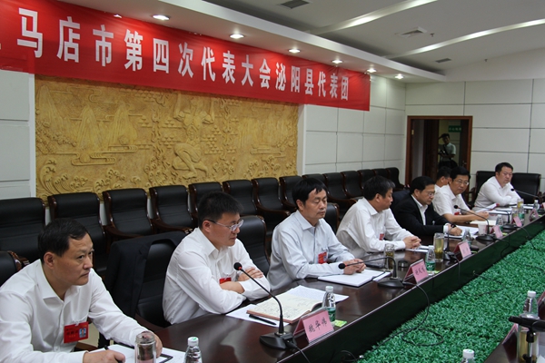 余學(xué)友陳星與代表們一同審議市四次黨代會工作報告