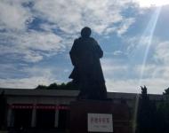驛城區(qū)社會(huì)各界代表1000多人來(lái)到楊靖宇將軍紀(jì)念館，舉行2016年國(guó)家烈士紀(jì)念日公祭儀式，深切緬懷為民族獨(dú)立、人民解放和國(guó)家富強(qiáng)、人民幸福英勇獻(xiàn)身的革命先烈楊靖宇將軍，并為楊靖宇將軍塑像敬獻(xiàn)花籃。（圖/米山）