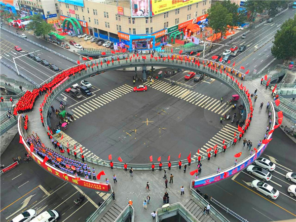 駐馬店樂(lè)山商場(chǎng)在天橋舉行紅歌對(duì)唱活動(dòng)