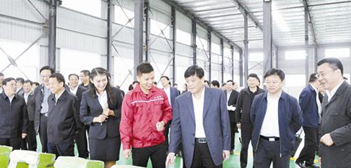余學(xué)友陳星率團觀摩全市重點項目建設(shè)情況