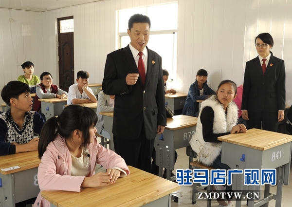 【04】泌陽(yáng)縣人民法院少年家事綜合審判庭的杜偉法官，正在向“旁聽(tīng)席”上的初中學(xué)生們講解法律知識(shí).jpg