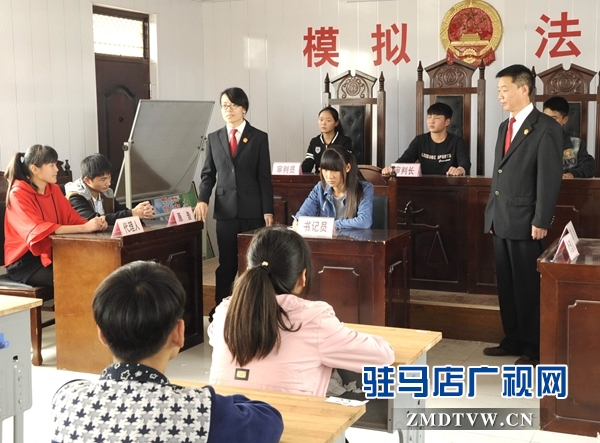 【02】初中學(xué)生敲響法槌，模擬法庭正式開(kāi)始.jpg