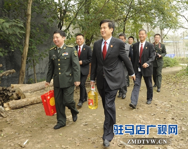【01】中部戰(zhàn)區(qū)鄭州軍事法院院長(zhǎng)劉衛(wèi)國(guó)，泌陽(yáng)縣人民法院院長(zhǎng)孫亞軒帶著禮物，來(lái)到盤古鄉(xiāng)安子溝看望慰問(wèn)軍人家屬.jpg