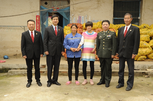 解放軍軍事法院、泌陽縣人民法院軍地兩位院長回訪看望軍人家屬