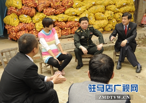 【02】農(nóng)家小院里堆放著收獲的玉米，軍地兩位法院院長(zhǎng)與軍人家屬交談.jpg