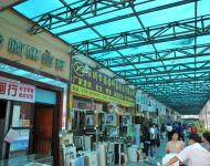 1我是從后門(mén)進(jìn)入大芬，這張是靠左的一個(gè)長(zhǎng)廊，里邊有大小幾十家店，國(guó)畫(huà)、書(shū)法、雕刻、油畫(huà)、裝飾畫(huà)、工藝品你想到的想不到的各種玩意應(yīng)有盡有