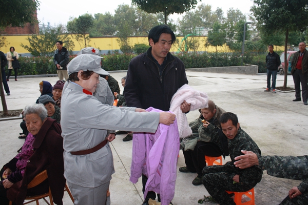 河南省駿鳴文化傳播有限公司愛(ài)心人士慰問(wèn)流浪乞討人員