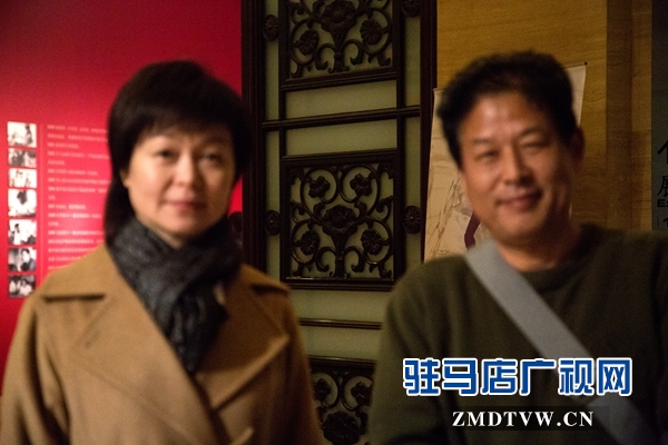 貴賓室內(nèi)，中國(guó)攝影家協(xié)會(huì)主席王瑤向張愛(ài)武道賀并給予親切鼓勵(lì).jpg