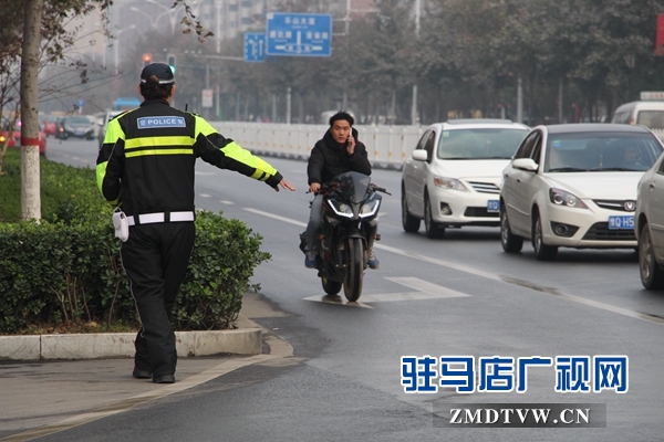 5這小伙騎著無牌摩托還打電話，立刻被民警注意到.JPG