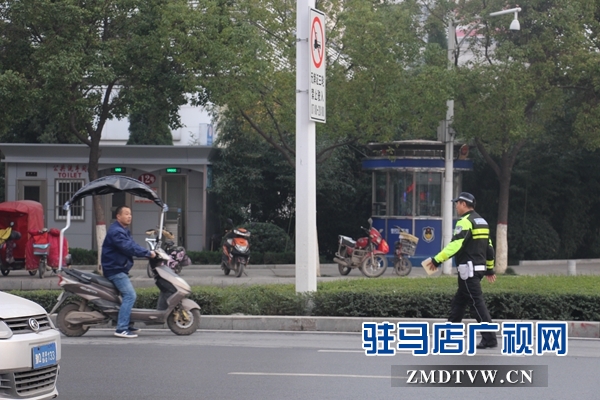 3騎電動(dòng)車走機(jī)動(dòng)車道，攔下！.JPG