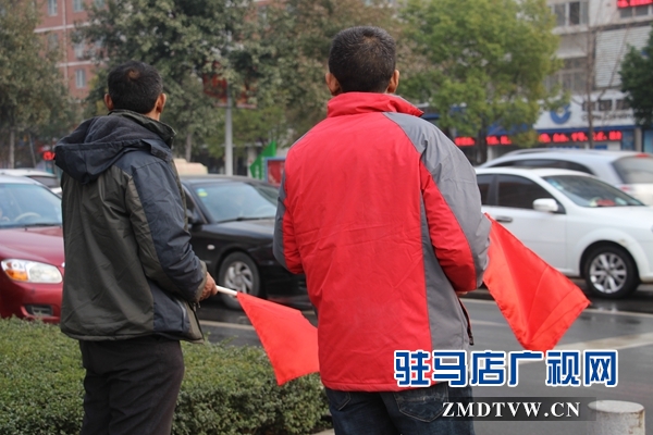 2倆人認(rèn)識(shí)到錯(cuò)誤，拿起小紅旗站到了路口.JPG
