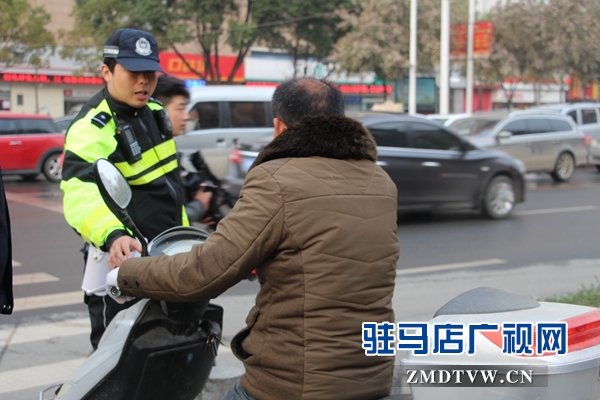 剛到路口，民警就攔住一位騎電動(dòng)車闖紅燈的.JPG