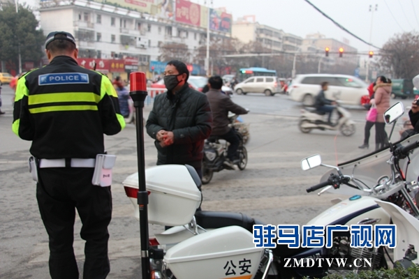 一位交通違法者，想跟民警說情，被拒絕.JPG
