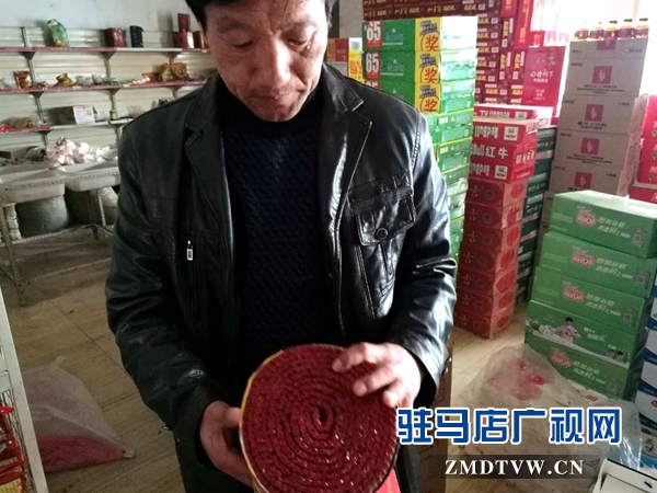 老君廟鎮(zhèn)組織檢查人員到煙花炮竹售賣點(diǎn)檢查.jpg