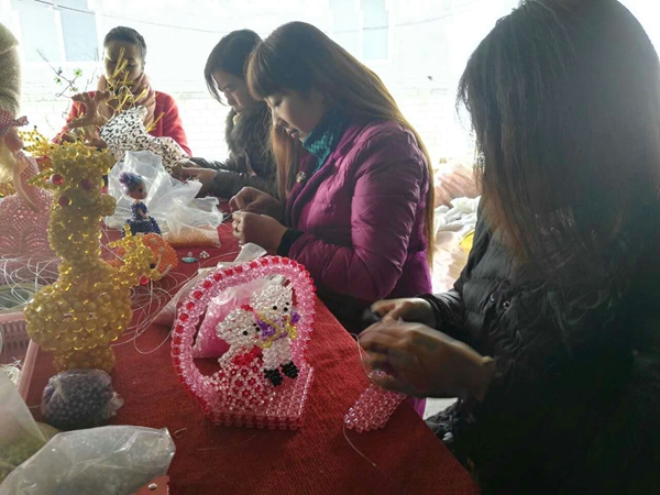 串珠手工藝品成就弱勢(shì)群體就業(yè)夢(mèng)