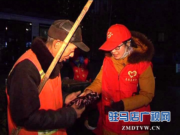 西平縣各界志愿者開(kāi)展“走近環(huán)衛(wèi)工人，共建美麗西平”凌晨義務(wù)勞動(dòng)_2016129104756.JPG