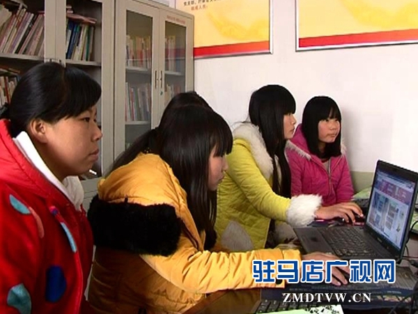 村里的貧困戶青年和留守婦女共同學(xué)習(xí)電商知識(shí).jpg