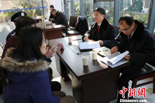  12月28日，最高人民法院第三巡回法庭在江蘇南京揭牌，巡回法庭隨即正式辦公。來(lái)自江蘇、浙江等地當(dāng)事人陸續(xù)來(lái)到巡回法庭遞交材料。首個(gè)工作日秩序平穩(wěn)，開局良好。圖為第三巡回法庭法官接待來(lái)訪當(dāng)事人?！±铌?yáng) 攝