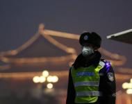 2017年1月3日，北京，一名戴著口罩的輔警在天安門廣場上執(zhí)勤。攝影：Thomas Peter