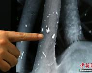 據(jù)他介紹，通過實(shí)驗(yàn)看到的主要是固態(tài)的霧霾顆粒，有碳酸鈣、氧化鐵、硫酸鹽等，非固態(tài)的氣溶膠則要通過另外的方式才能看到。