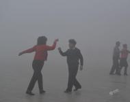 2017年1月3日早晨，安徽阜陽市民在大霧中晨練。啟聞/視覺中國