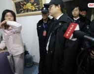 2014年1月29日，北京門頭溝法院執(zhí)行庭法官為了18名農(nóng)民工能夠順利拿到包工頭張某的欠薪，一大早便驅(qū)車趕往一直與法院“躲貓貓”的張某家，對其進行強制執(zhí)行。圖為法官到張某家后，其妻稱他已幾個月沒回家。法制晚報/視覺中國
