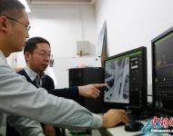 劉勇教授（左二）分析霧霾顆粒。