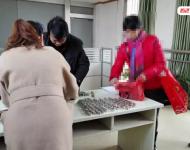 2015年12月7日，南京世嘉服飾有限公司因拖欠工人工資，被法院強制執(zhí)行。當日，溧水法院執(zhí)行局辦公室里出現(xiàn)奇葩一幕：一名被執(zhí)行人拎著滿滿一袋子硬幣來償還案款。經(jīng)過幾名執(zhí)行法官的清點，共計3500元。