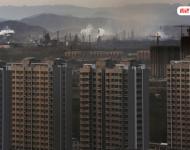 而盧廣這組圖片所反映出的也僅僅是工業(yè)發(fā)展影響城市環(huán)境的一個(gè)縮影。圖為站在邯鄲武安市城區(qū)西邊的商品房里，可清楚看到后方的裕華、金鼎、龍山等煉鋼企業(yè)。
